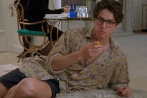 30 años del estreno de una comedia romántica que hizo historia. Un punto de inflexión para Hugh Grant que puedes ver en streaming