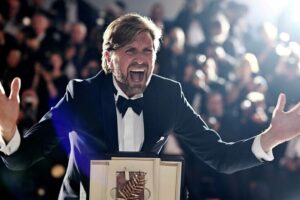 "¿Y si solo se te permitiera usar una cámara si tienes una licencia?". El director de 'El triángulo de la tristeza' equipara el poder de las imágenes con las armas