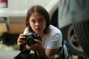 "El tío se convirtió en su cámara". El esperpéntico modo con el que Cailee Spaeny tomó las fotografías de combate en 'Civil War'