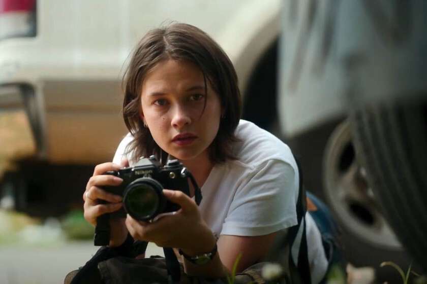 "El tío se convirtió en su cámara". El esperpéntico modo con el que Cailee Spaeny tomó las fotografías de combate en 'Civil War'