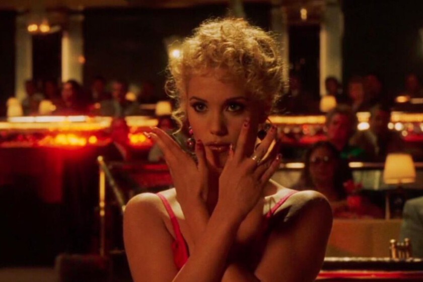 Bragas y sujetadores hechos con Paint y ADR de baratillo. 'Showgirls' fue censurada para su emisión en el canal VH1, y el resultado es lo más grotesco que podamos imaginar