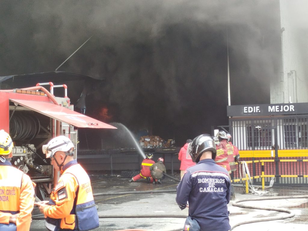 Bomberos continúan labores de extinción en incendio de Los Ruices