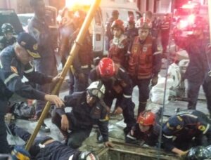 Tres personas cayeron en una alcantarilla en Caracas y sufrieron traumatismo