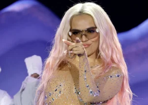 Karol G fue sorprendida por un fanático, ahora la acompañará en su próximo show