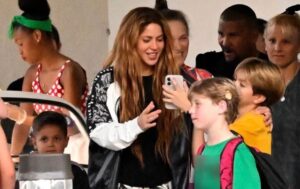 ¡Madre ejemplar! Shakira acompaña a su hijo menor Sasha, a un juego de baloncesto