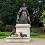 Inauguran monumento en honor a la reina Isabel II en Inglaterra