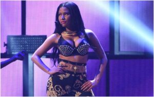 Nicki Minaj devuelve objeto que un fan le arrojó al escenario