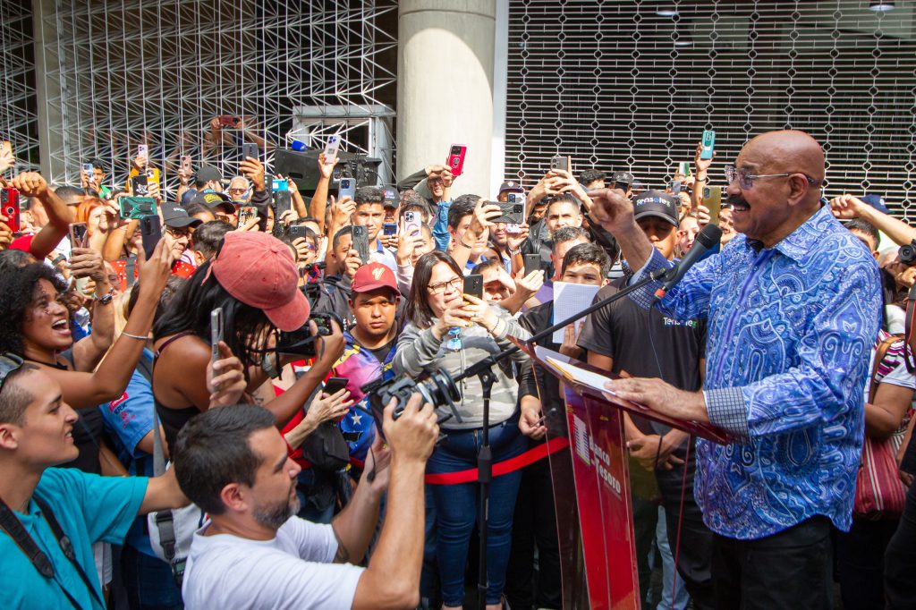 Oscar D’León lloró al inaugurar  mural en su honor en Caracas