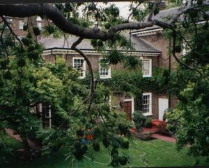 La mansión donde vivió Freddie Mercury está a la venta