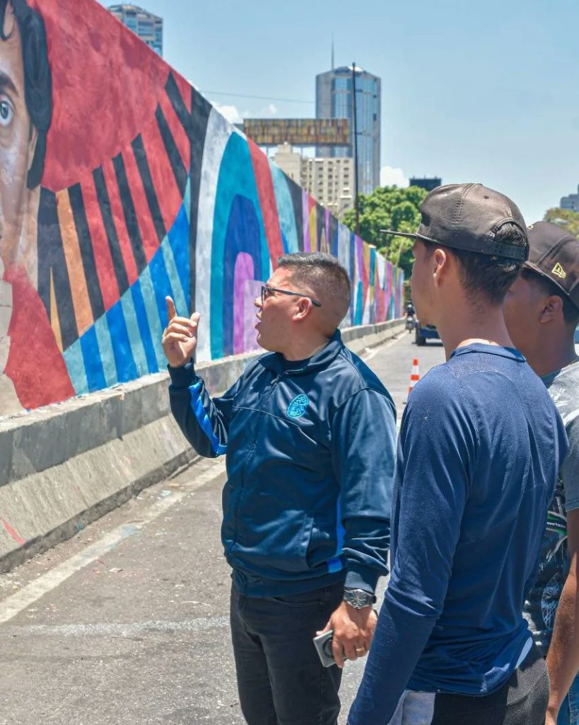 Supervisan elaboración de mural en autopista Gran Cacique Guaicaipuro