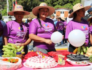 Venezuela Mujer entregó 200 biofinanciamientos a conuqueras de Caracas