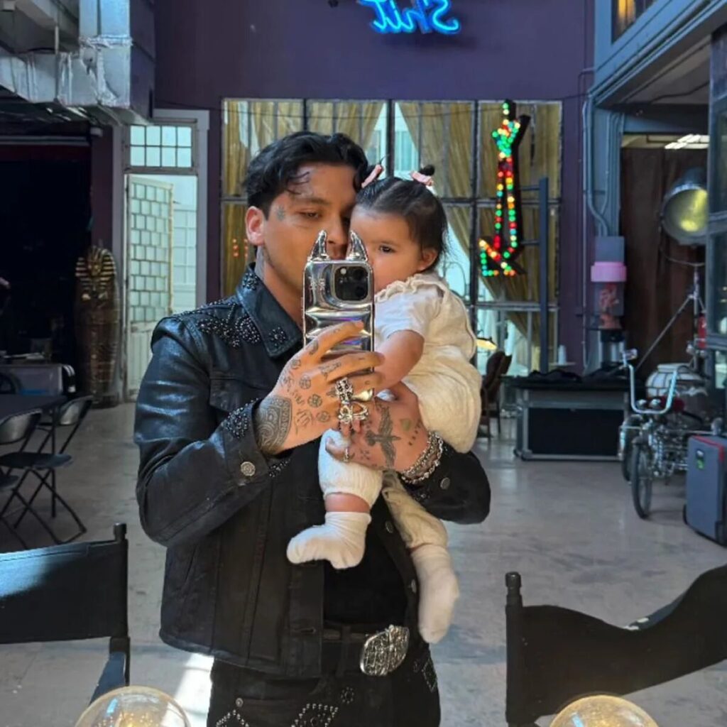 ¡Desde la distancia! Cazzu y Nodal celebraron el cumple mes de su bebé