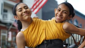 Las gemelas siamesas son virales por revelar detalles sobre su condición