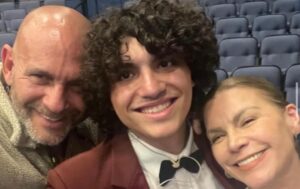 Olga Tañón se sorprende al escuchar cantar a su hijo menor en una obra musical