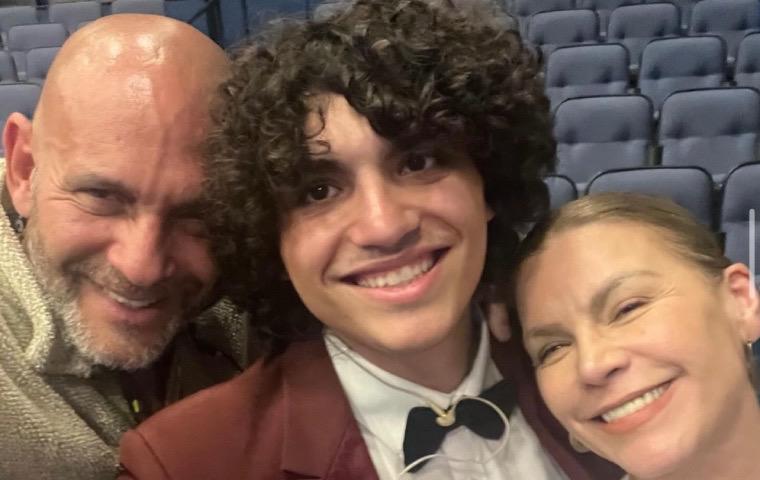 Olga Tañón se sorprende al escuchar cantar a su hijo menor en una obra musical