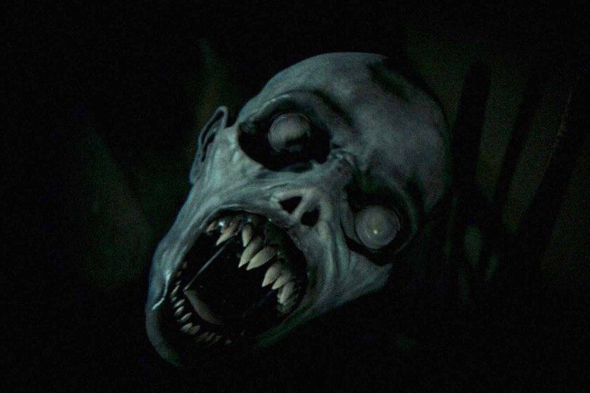 El terror juvenil de 'Tarot' nos presenta una genial colección de monstruos al estilo '13 fantasmas', pero acaban desaprovechados por empacho de sustos