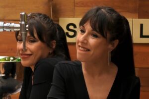 'First Dates', las gemelas le ponen ojitos a un soltero de Valencia y Carlos Sobera tiene que intervenir. "No nos extralimitemos"