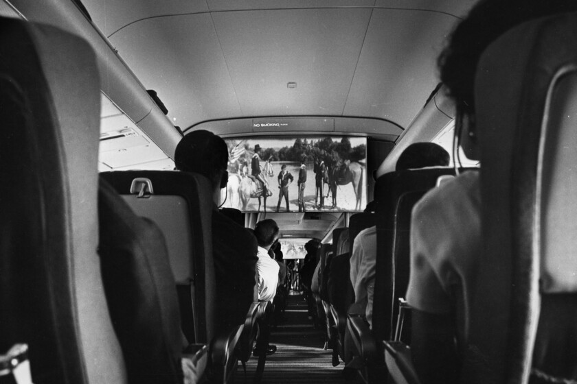 100 años de cine de altos vuelos. Hace un siglo que podemos ver películas viajando en avión, pero ha llovido mucho desde la primera proyección cargada de monstruos y criaturas imposibles