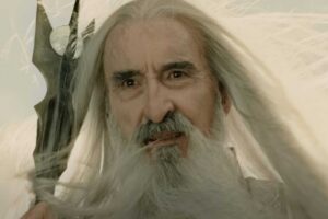 "¿Tienes idea del ruido que hace alguien cuando le apuñalan? Yo sí". Cómo Christopher Lee calló la boca a Peter Jackson e hizo más realista la muerte de Saruman en 'El retorno del rey'