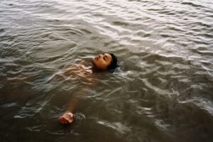 'Bird', el vitalista drama social de Andrea Arnold que sorprende con un toque fantástico