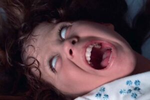 Es oficial. Mike Flanagan dirigirá "una visión radicalmente nueva" de 'El exorcista' para Blumhouse y hay nuevos detalles