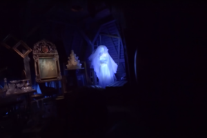 Esta clásica atracción de Disneyland resultaba demasiado aterradora en China, así que desde la compañía tuvieron que rediseñarla