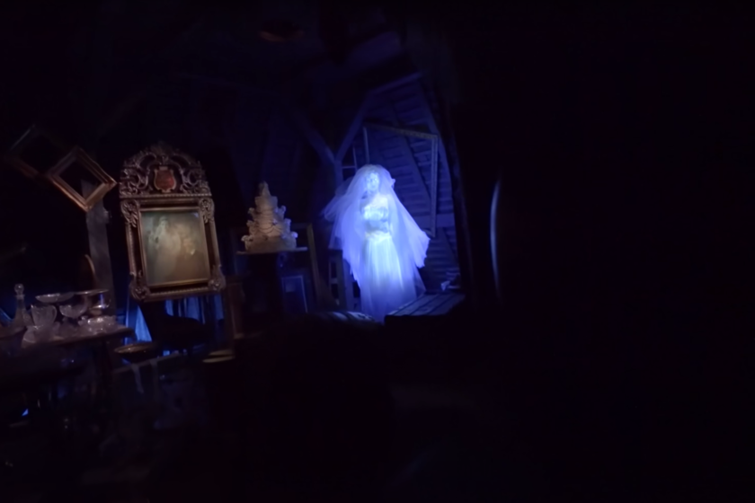 Esta clásica atracción de Disneyland resultaba demasiado aterradora en China, así que desde la compañía tuvieron que rediseñarla