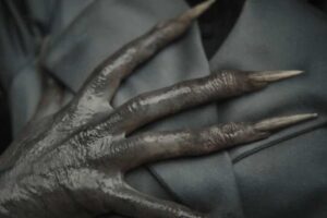 El escandaloso detalle de 'La primera profecía' del que nadie se ha percatado, un lascivo plano explícito que ya puede verse en Disney+