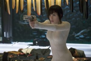 "Si eso no está permitido, entonces Darth Vader tampoco debería hablar inglés". El director de 'Ghost in the Shell' cree que Scarlett Johansson fue una buena elección para protagonizar el remake
