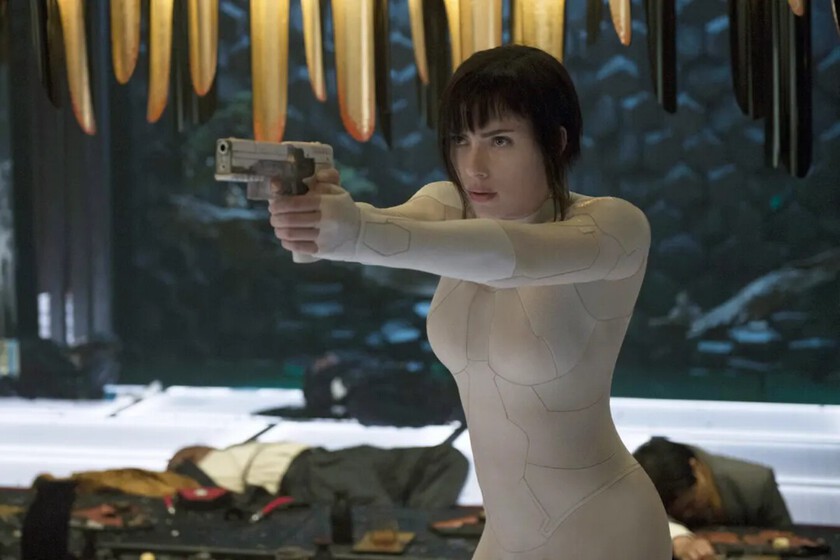 "Si eso no está permitido, entonces Darth Vader tampoco debería hablar inglés". El director de 'Ghost in the Shell' cree que Scarlett Johansson fue una buena elección para protagonizar el remake