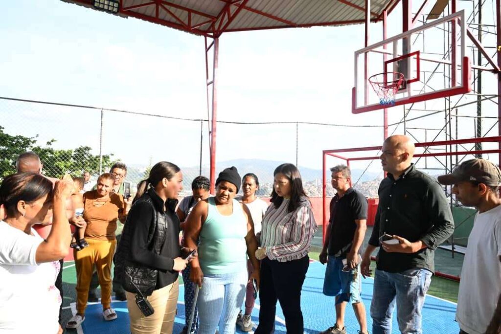 Avanza rehabilitación integral de cancha deportiva en San Agustín