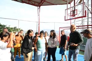 Avanza rehabilitación integral de cancha deportiva en San Agustín