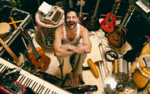 CAMILO presenta su nuevo álbum "CUATRO" inspirado en sonidos tropicales