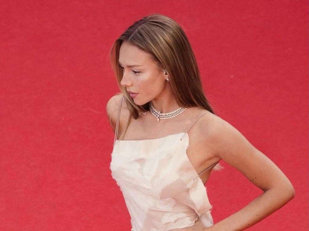 Captan a Ester Expósito y Miguel Bernardeau besándose