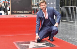 Chris Hemsworth dedica su estrella de Hollywood a su esposa Elsa Pataky
