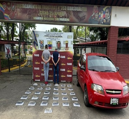 Detuvieron a dos hermanos y les incautaron 31 panelas de cocaína