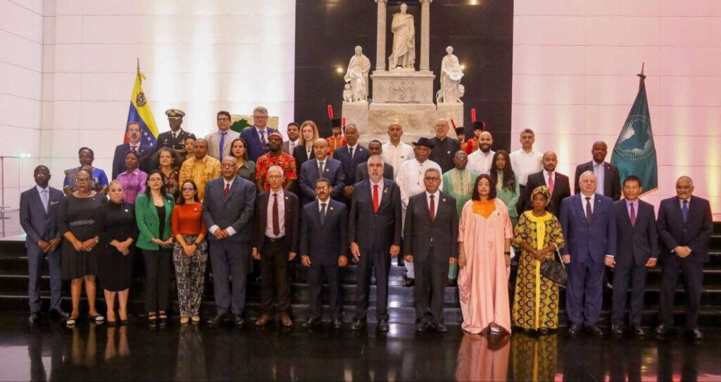 Diplomáticos africanos rindieron honores al Libertador Simón Bolívar