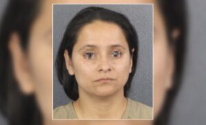 Venezolana es detenida en EEUU tras embarrar con excremento a su hijo como castigo