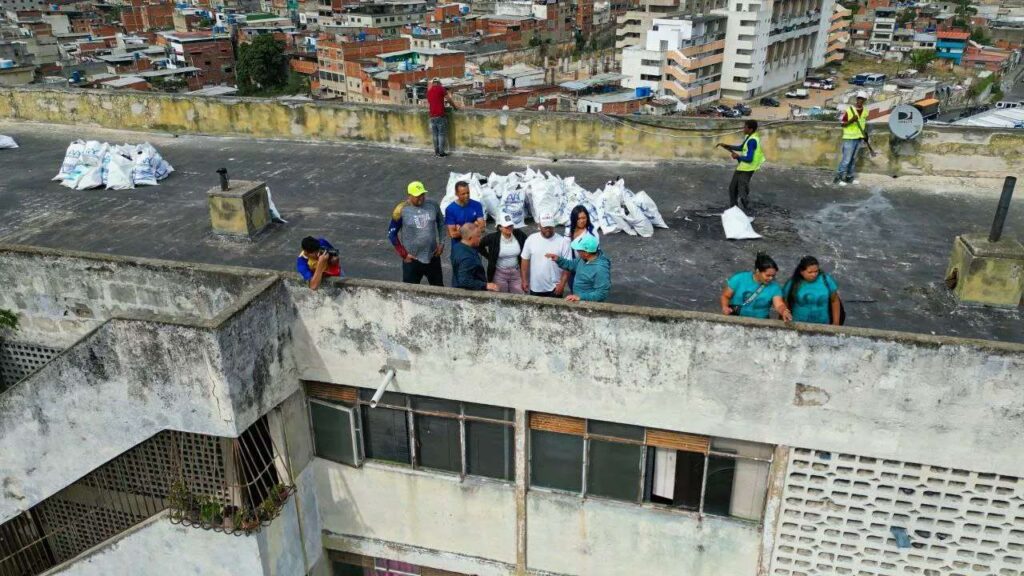 Edificios de El Valle y Catia son atendidos por las autoridades