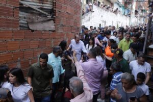 Edmundo González le respondió a Benjamín Rausseo desde la parroquia Santa Rosalía de Caracas