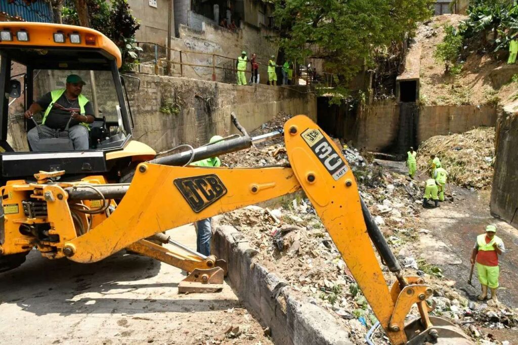 Ejecutan plan de limpieza en quebradas de Antímano