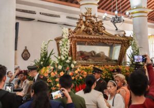 En solemne misa sacan de su capilla el cuerpo de San Celestino