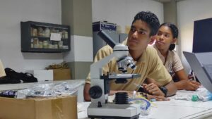 Entregaron kits de laboratorios químicos a liceos en Sucre