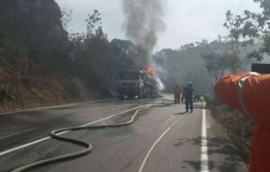 Gandola con combustible se incendió en el sector Plan de la Mesa en Sucre