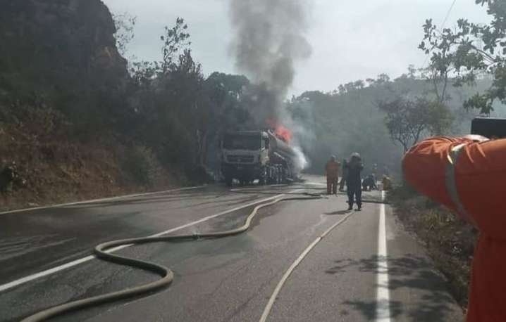 Gandola con combustible se incendió en el sector Plan de la Mesa en Sucre
