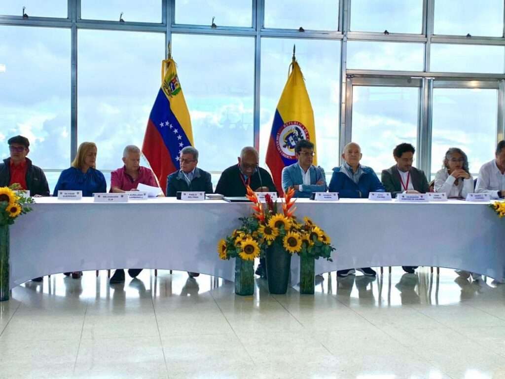 Gobierno colombiano y delegación del ELN reanudan diálogo en Caracas