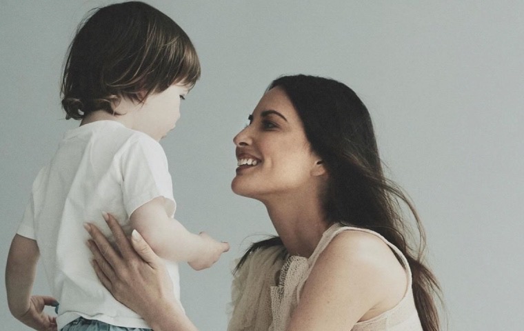 Olivia Munn está documentando su batalla contra el cáncer para su hijo