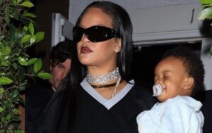 Le llueven críticas a Rihanna por cargar de manera arriesgada a su hijo