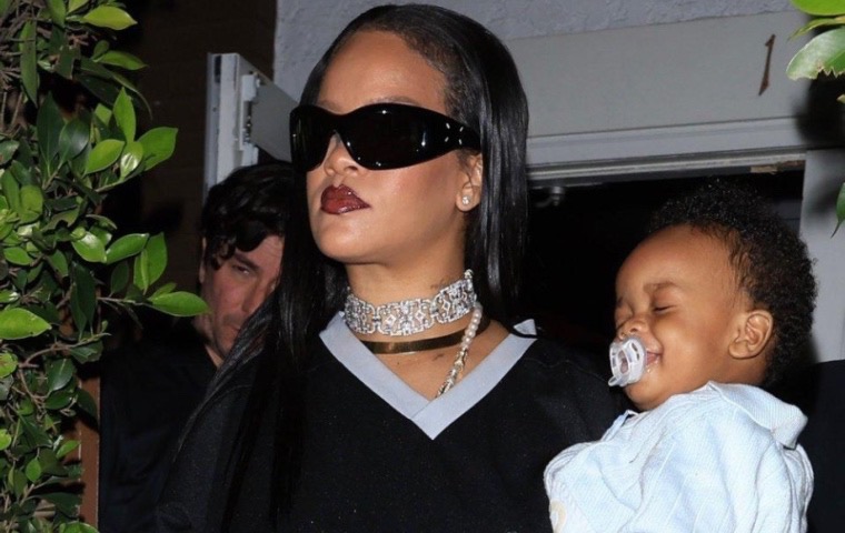Le llueven críticas a Rihanna por cargar de manera arriesgada a su hijo