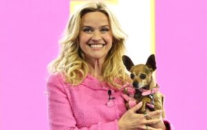 Reese Witherspoon se transforma en Elle para anunciar la precuela de la serie inspirada en “Legalmente rubia”